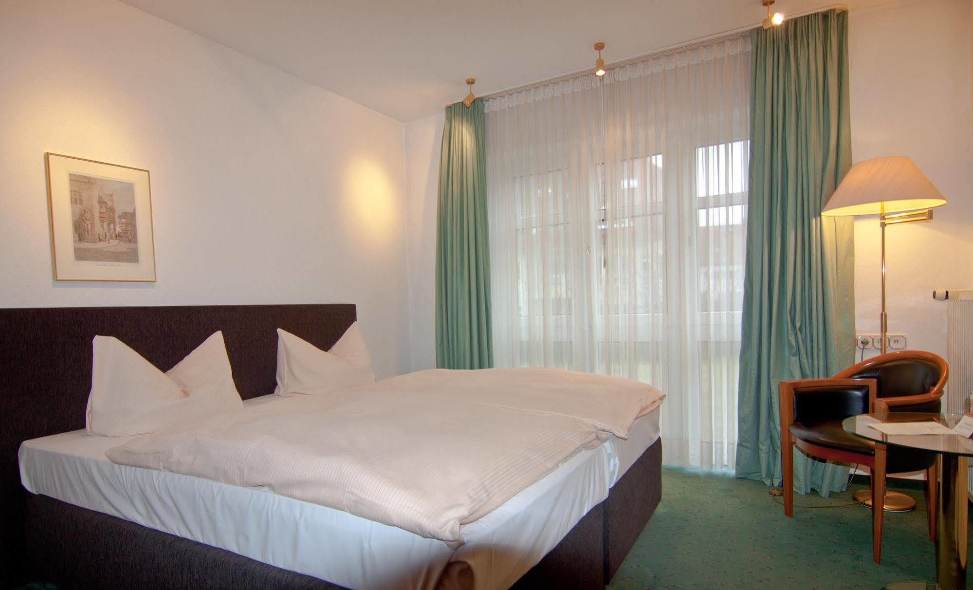 Parkhotel Unter den Linden Halberstadt Exteriör bild